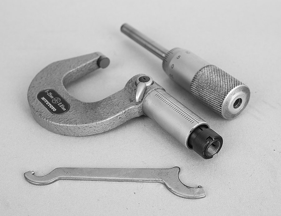 Mit dem Hakenschlüssel wird die Bügelmessschraube zerlegt