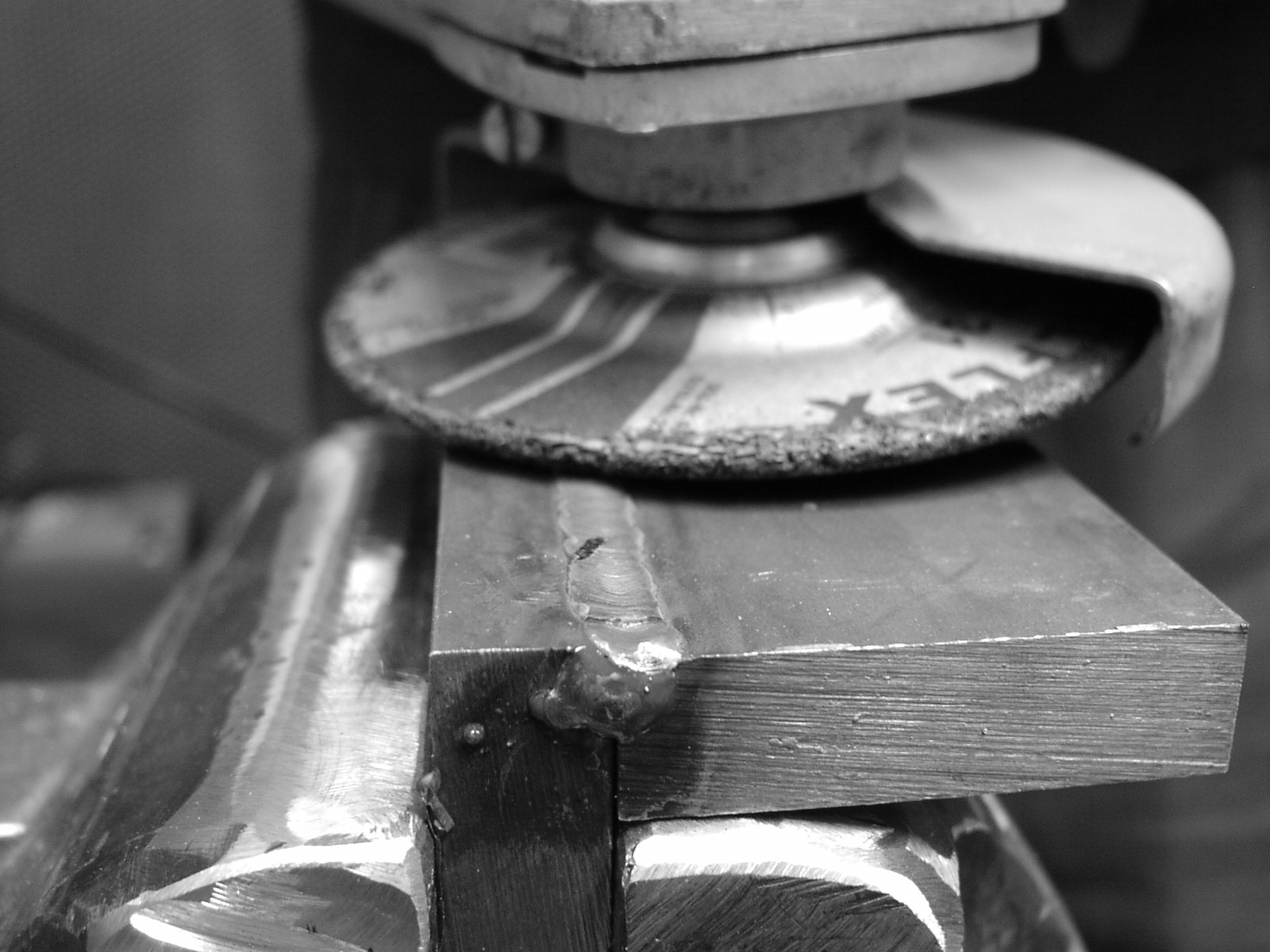 Schweißnaht glätten mit der Schruppscheibe