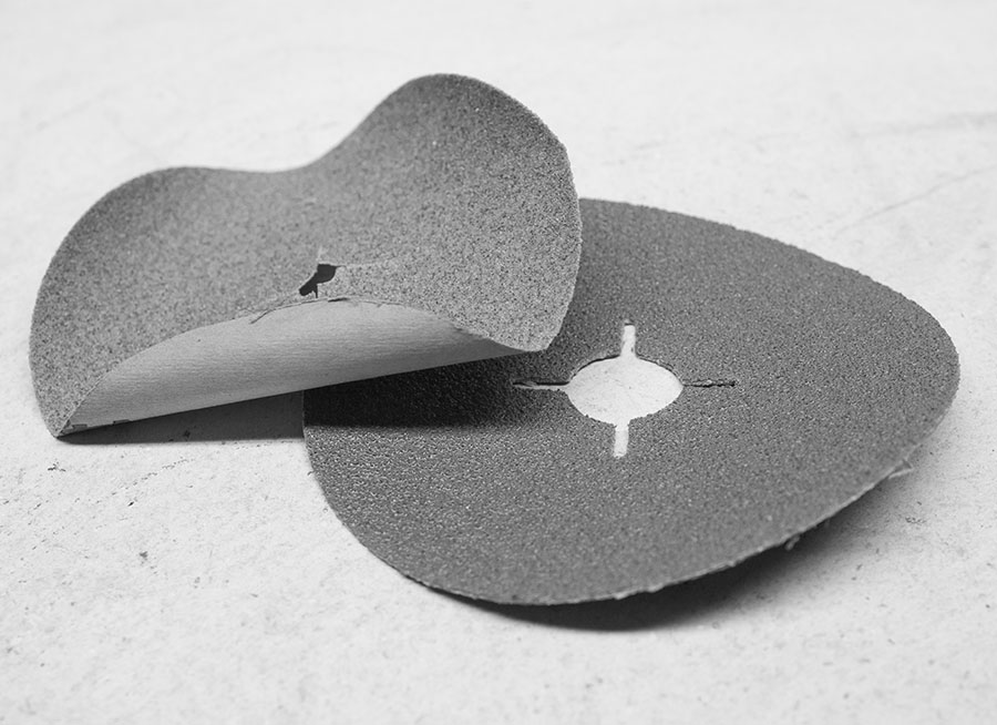 Qualität hat ihren Preis: Schleifblatt in guter und schlechter Qualität.