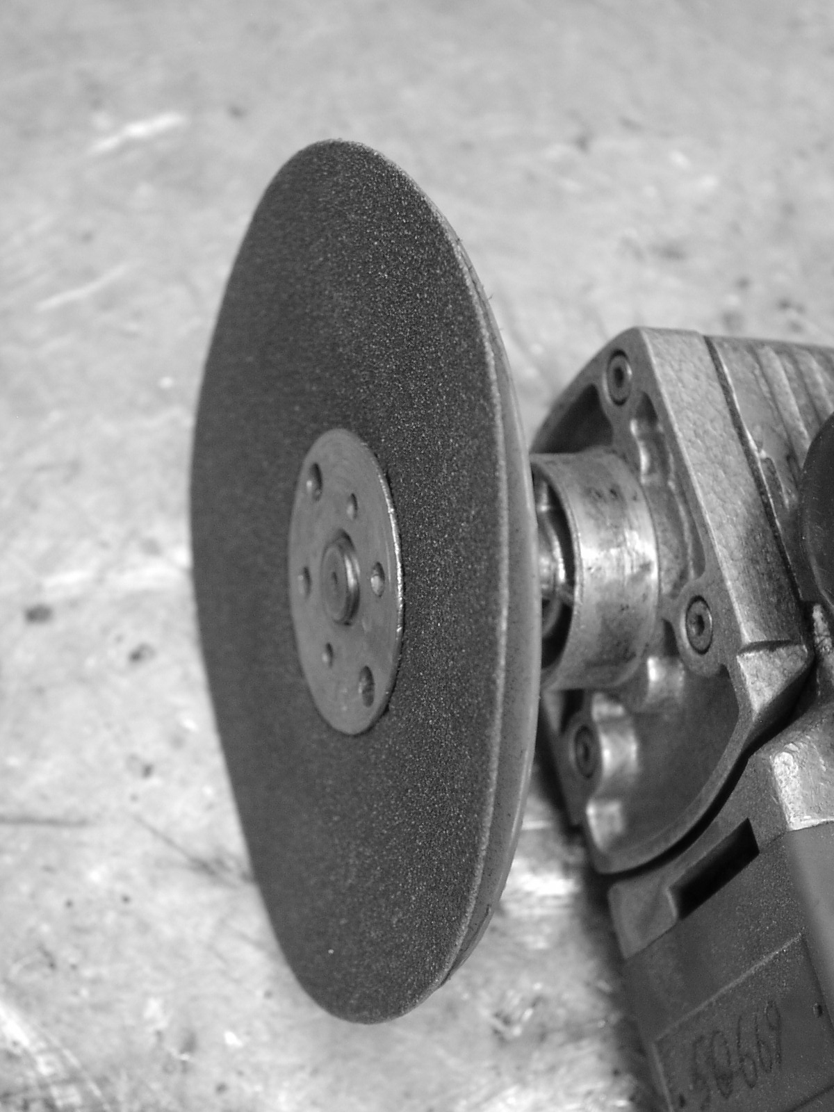 Das Schleifblatt wird mit einer Spezial-Spindelmutter befestigt.