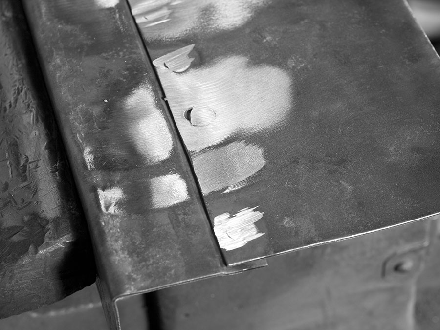 Die unterschiedlichen Ergebnisse von Schruppscheibe, Fächerscheibe und grober Vliesscheibe.