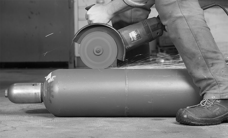 Schutzgasflasche mit einer Flex aufschneiden