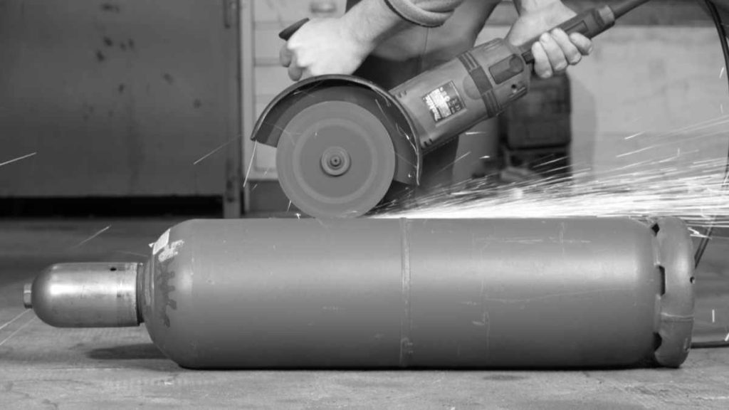 Acetylenflasche aufschneiden