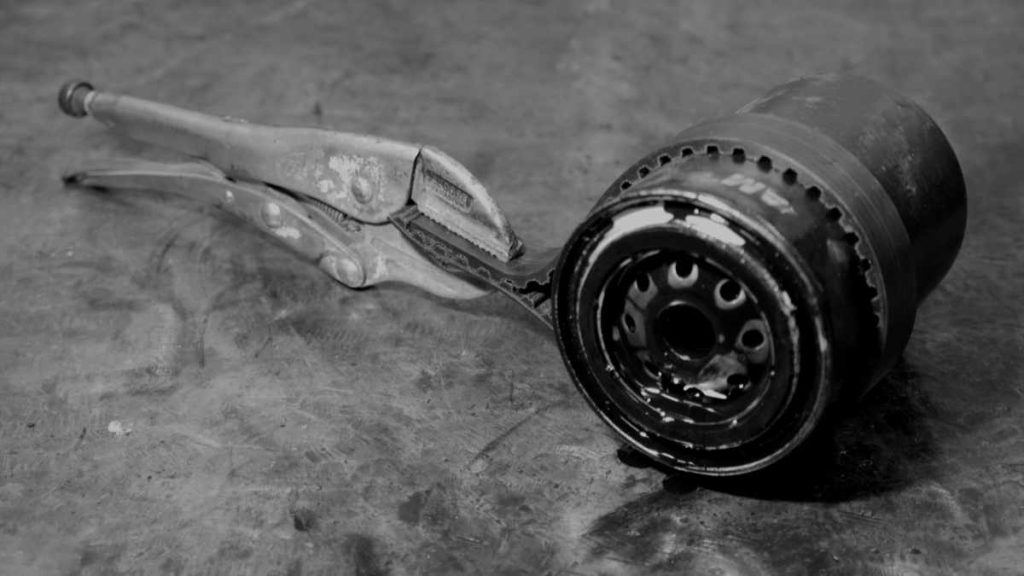 Ölfilter mit Zahnriemen und Gripzange lösen