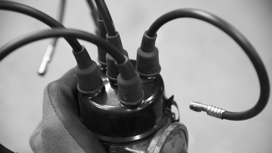 Zündkabel auf Leckströme oder Funkendurchschlag prüfen