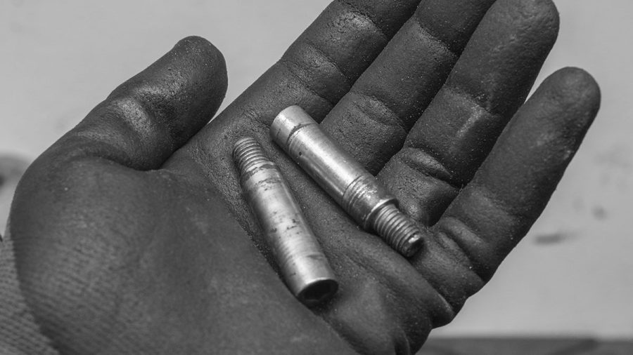 Bremssattel-Führungsbolzen saubermachen