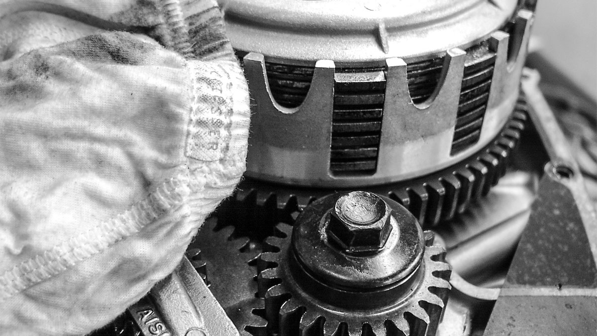 Motor und Kurbelwelle mit einem Stück Stoff blockieren