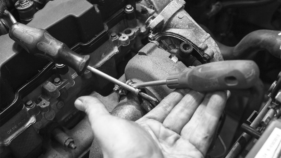 Französische PSA-Schellen mit zwei Schraubenziehern öffnen