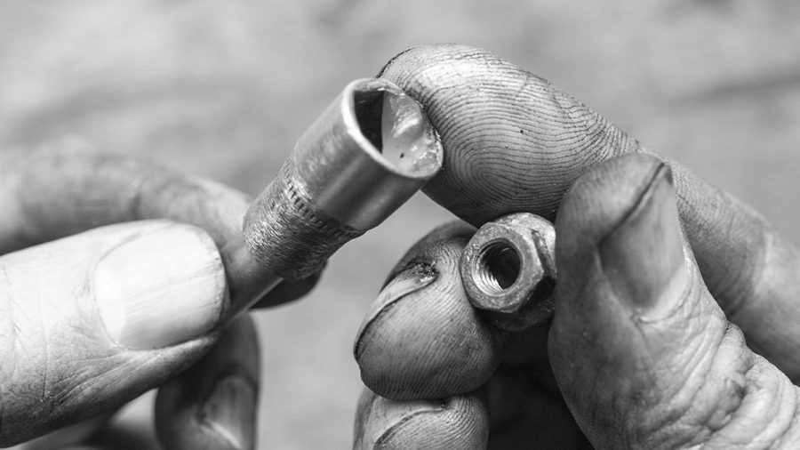 Sechskantmutter mit Fett in der Nuss befestigen