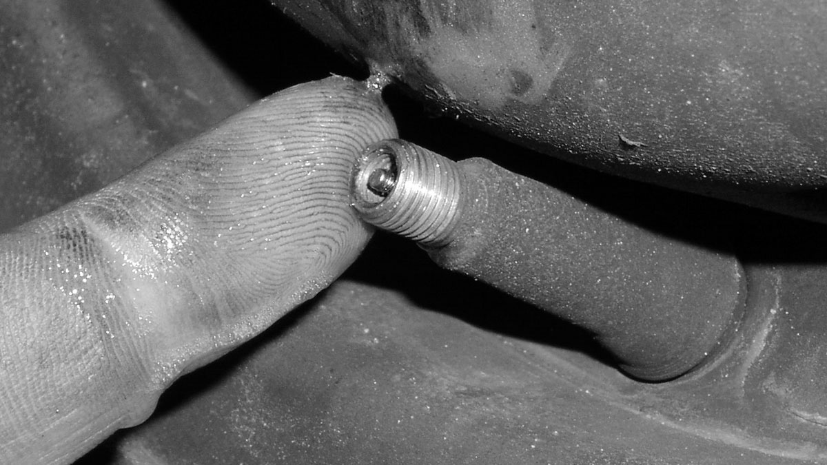 Reifenventil Schraderventil auf Dichtigkeit prüfen oder testen