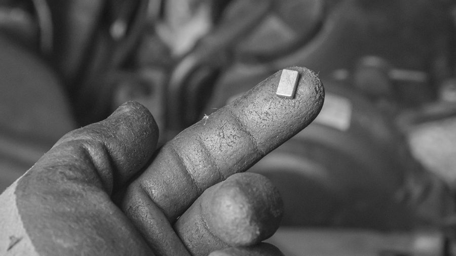 Kleinteile im Motorraum mit einem Magneten suchen