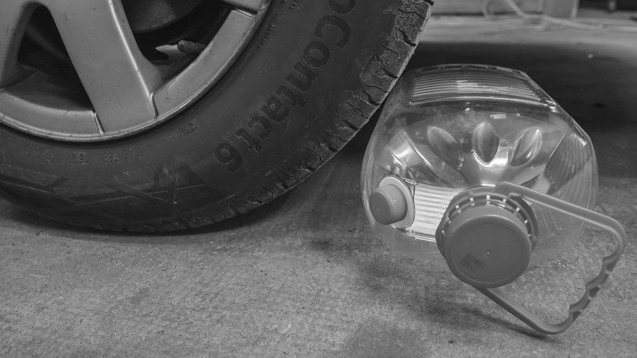 Auto mit einer PET-Flasche anheben