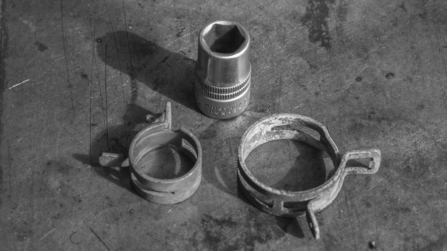 Federbandschellen mit einer Nuss fixieren