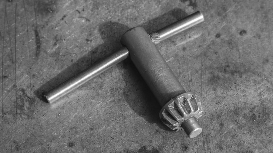 Halter für einen Bohrfutterschlüssel an der Bohrmaschine