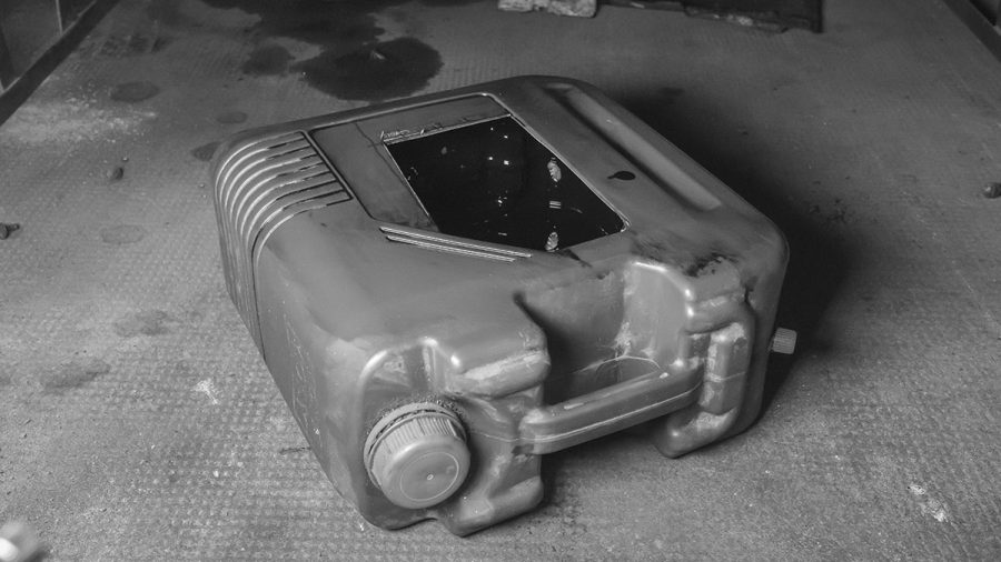 Aufgeschnittener Ölkanister als Auffang-Wanne beim Ölwechsel