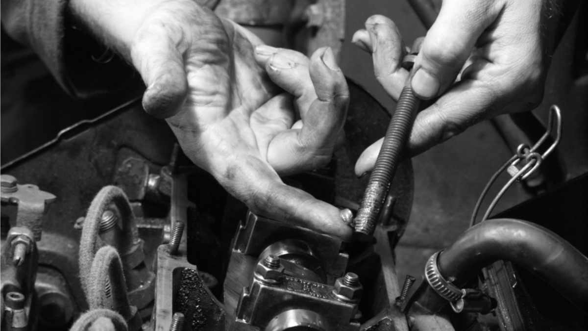 Zylinderkopfschraube mit Kupferpaste bestreichen