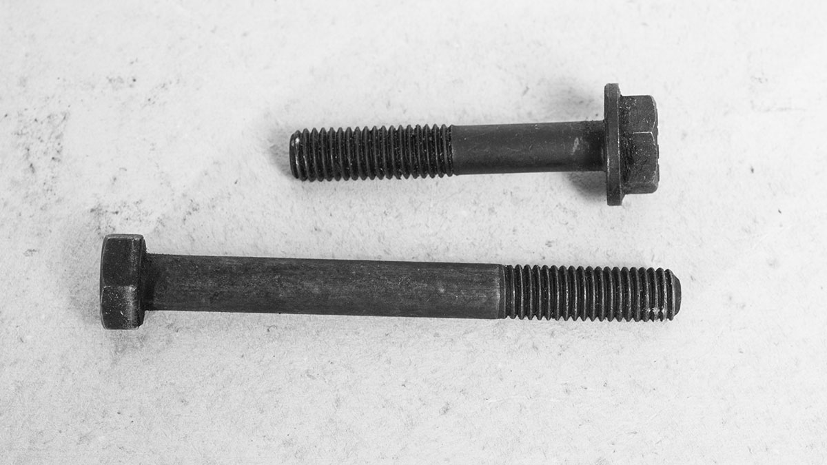 Zwei Schrauben mit unterschiedlichen Reibbeiwerten