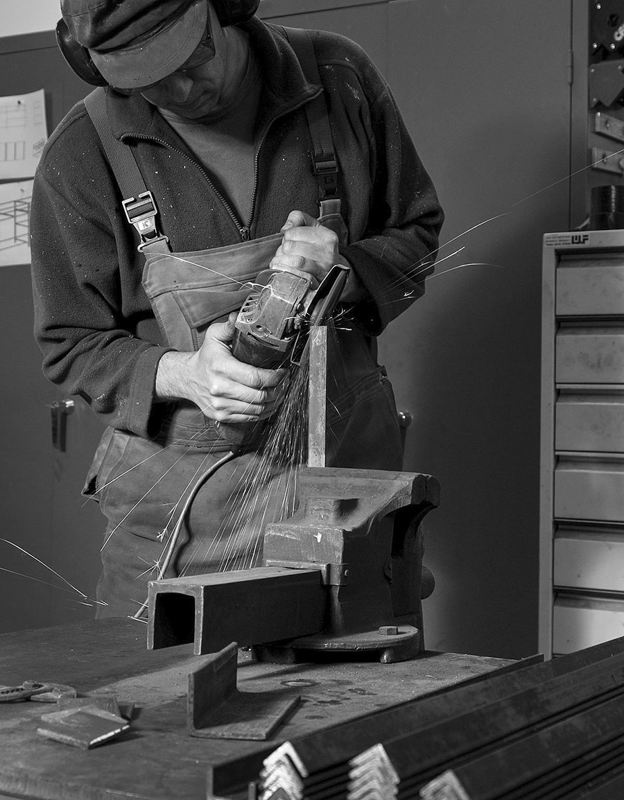 Profile der Werkbank mit einem Winkelschleifer entgraten und anfasen