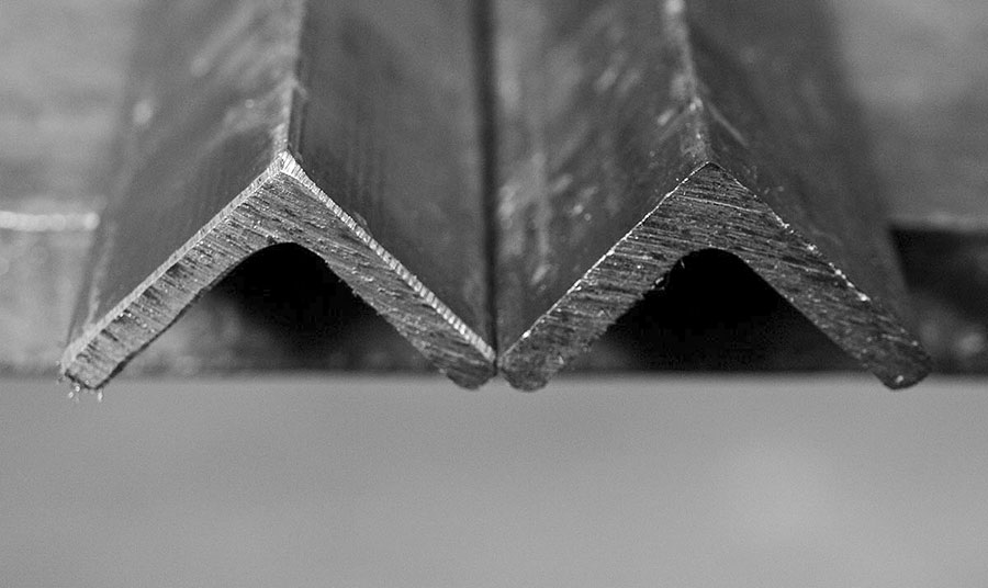 L-Profile der Selbstbau-Werkbank entgratet