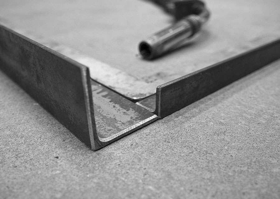 Zwei Rahmenteile der Werkbank mit einem Winkel zusammenschweissen