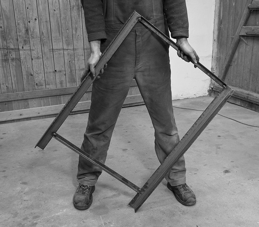 Diagonales Maß der Rahmenteile der Werkbank kontrollieren und ausrichten