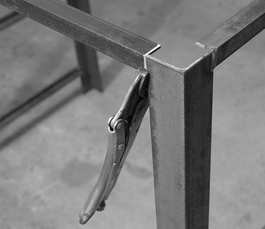 Rahmen der Werkbank mit einer Gripzange fixieren