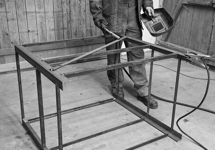 Diagonale Strebe in die Werkbank einschweissen, damit die Konstruktion gerade bleibt