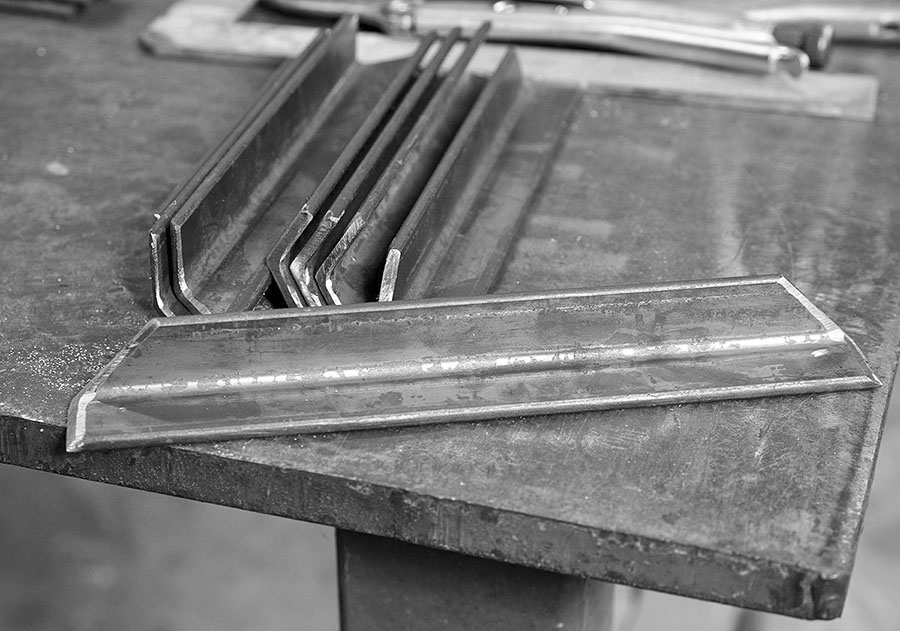 Querstrebe der Werkbank zuschneiden und anfasen