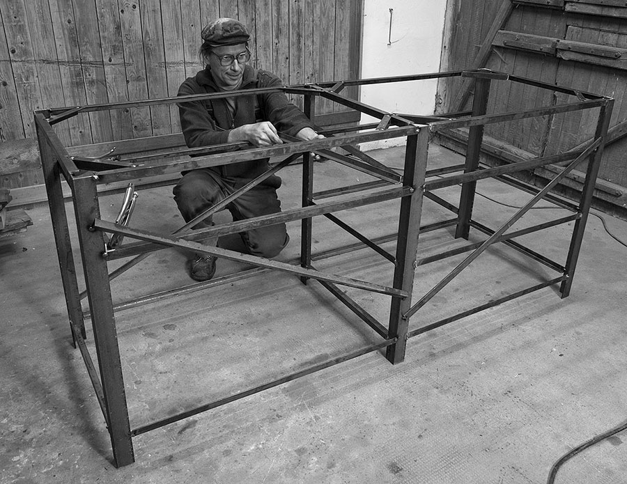 Laufschienen für die Schubladen in das Gerippe der Werkbank einpassen