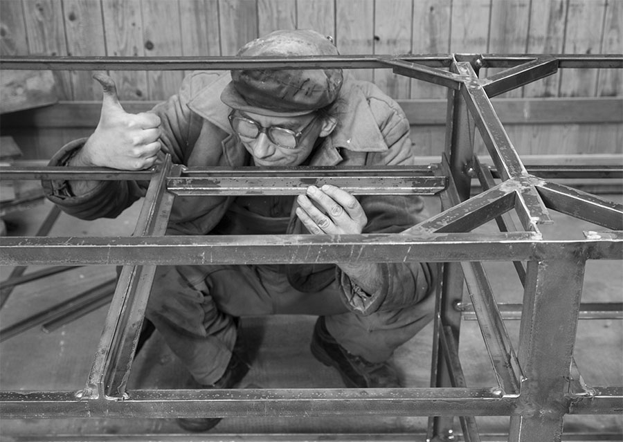 Stahlstrebe für Schublade in den Korpus der Werkbank einpassen