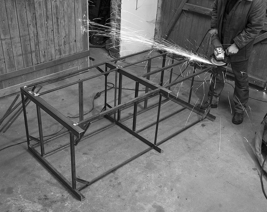 Schweissnähte an der selbst gebauten Werkbank putzen