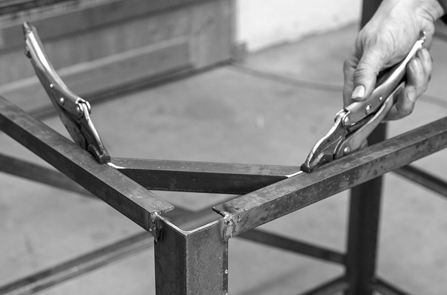 Winkelstreben mit Gripzangen festhalten für die Ecke in der Werkbank