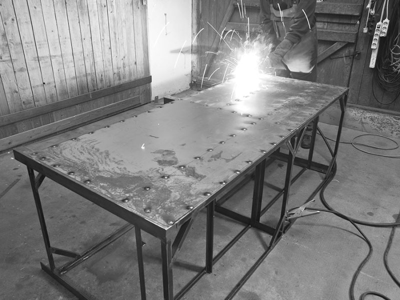 Blech auf der Rückseite der Werkbank mit Schutzgas einschweissen
