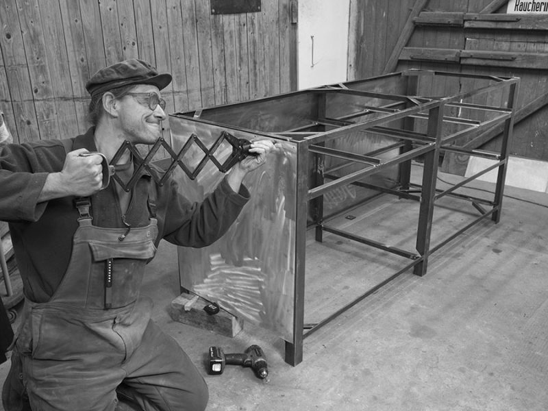 Seitenteile der Werkbank mit Blindnieten und Popnieten montieren