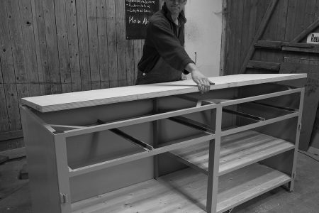 Platte auf die Werkbank auflegen