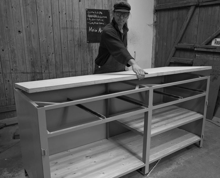 Platte auf die Werkbank auflegen