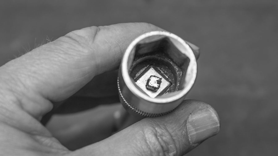 Magnet in einer Stecknuss, um Schrauben festzuhalten