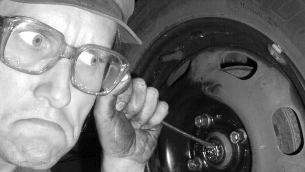 Radlager mit einem Schraubenzieher diagnostizieren und abhorchen