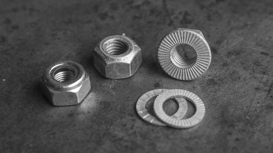 Stopmutter mit Nylonring, Quetschmutter und Keilsicherungsscheibe im Vergleich