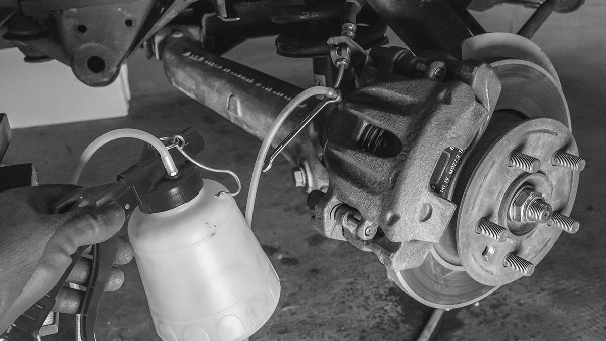 Bremsflüssigkeit mit einem Druckluft-Bremsenentlüfter 