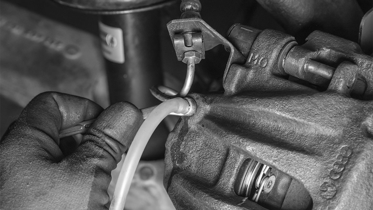 Entlüfterventil am Bremssattel mit Schraubenschlüssel öffnen