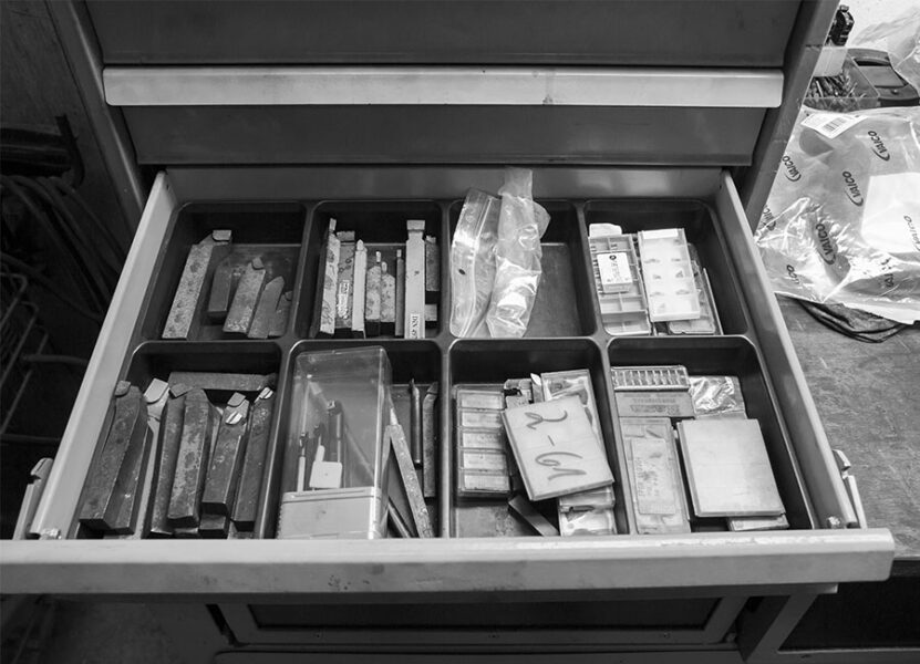 Schublade eines Schubladen-Schranks in der Werkstatt