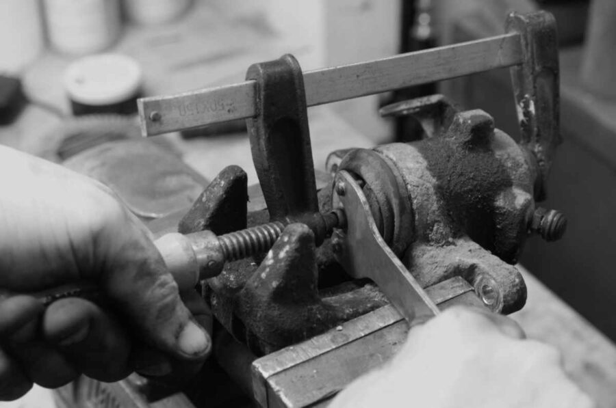 Kolben im Bremssattel mit selbstgemachten Werkzeug Flexschlüssel zurückdrücken