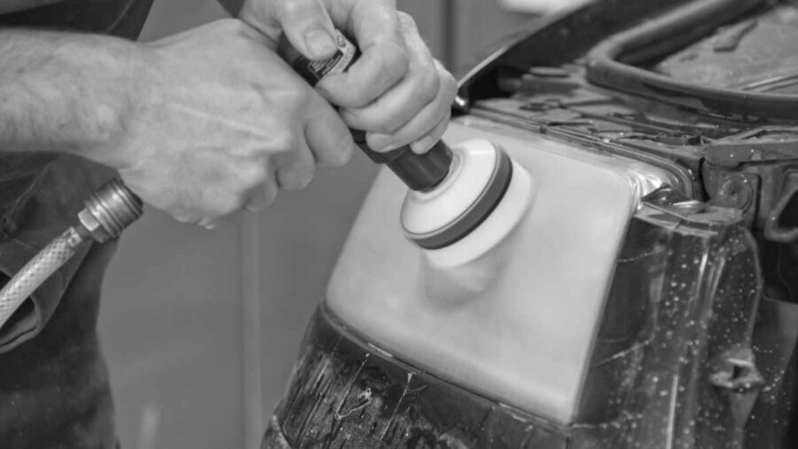 Deckscheibe eines Frontscheinwerfers polieren