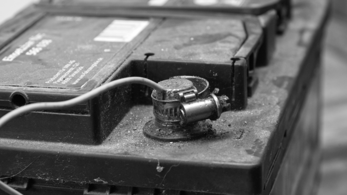 Kabel mit einer Schlauchschelle statt mit einer Polklemme an eine Starterbatterie geklemmt