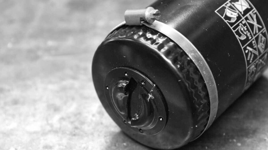 Feste Ölfilterpatrone mit einer Schlauchschelle lockern
