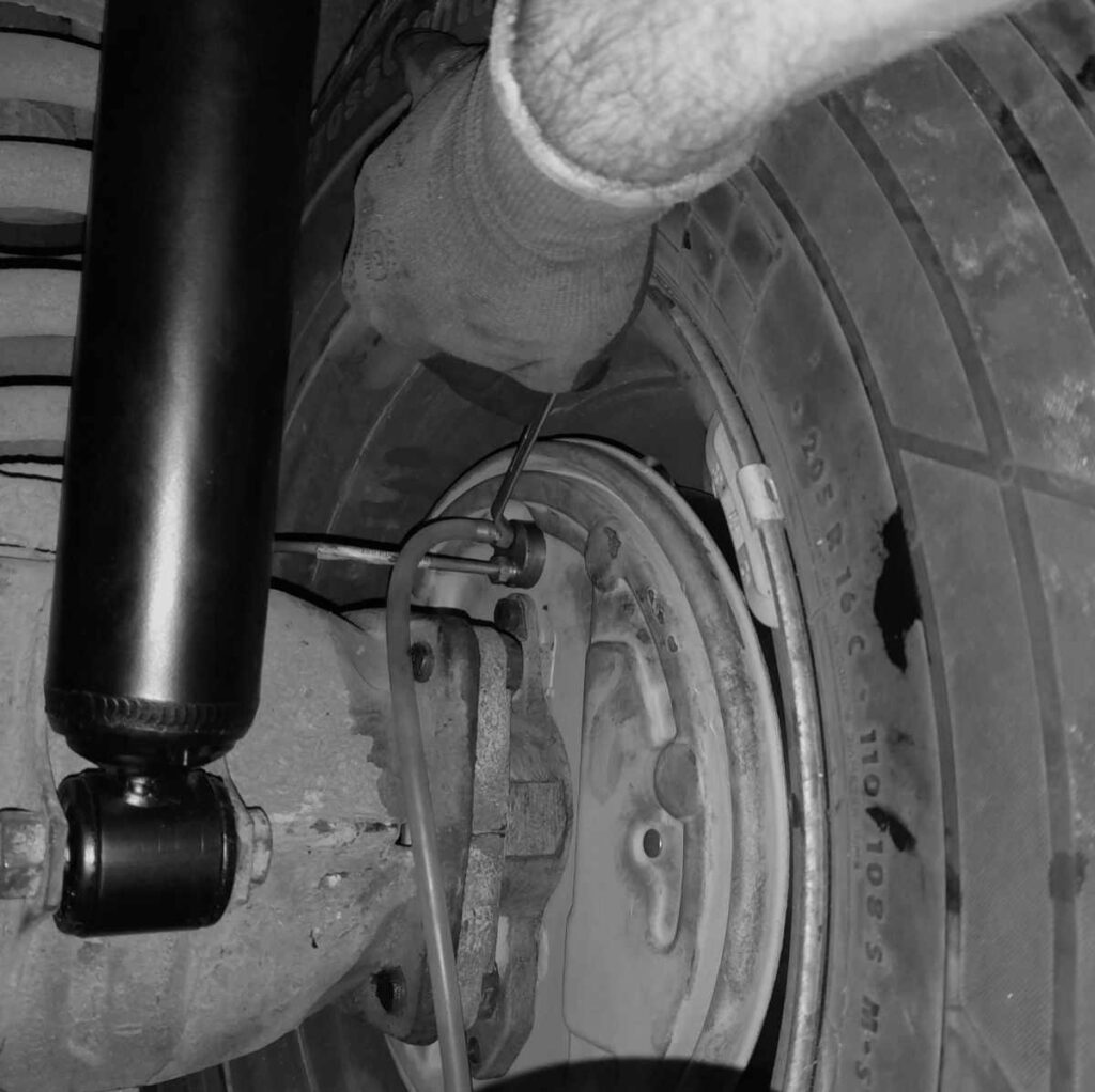 bremsfluessigkeit_durchpumpen Entlüfterventil am Radbremszylinder öffnen zum Entlüften der Bremsanlage