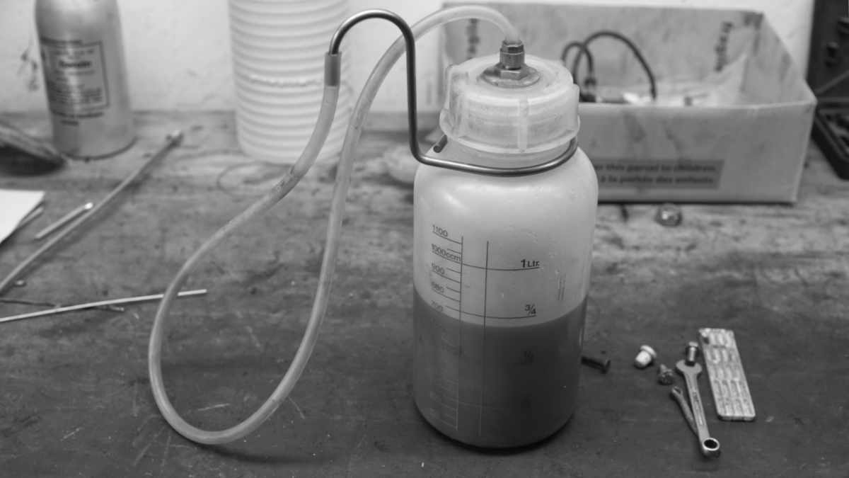 bremsfluessigkeit_flasche_behaelter Behälter für alte Bremsflüssigkeit mit Silikonschlauch