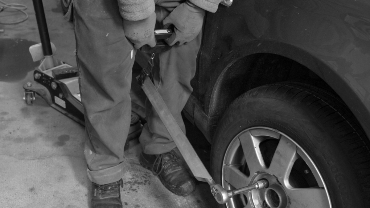 Radmuttern mit einer Kofferwaage statt mit einem Drehmomentschlüssel anziehen