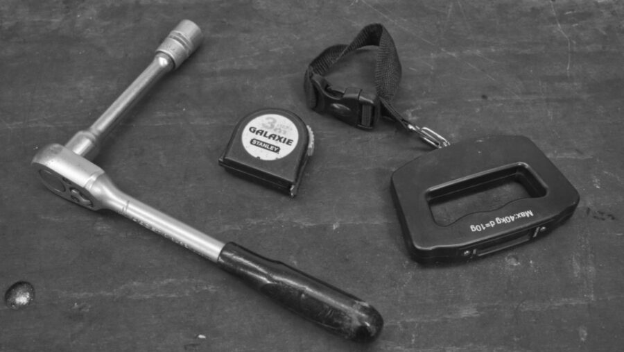 Drehmomentschlüssel improvisieren mit einer Kofferwaage